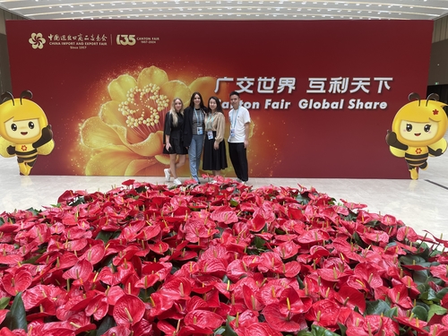 Neueste Unternehmensnachrichten über Jinyu Silicone Factory präsentiert innovative Silicone-Produkte auf der Canton Fair 2025